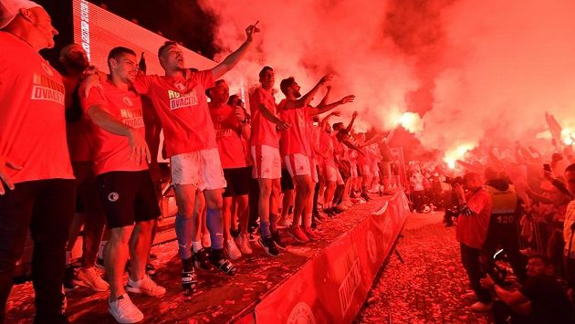 Fotbalisté Slavie slaví s fanoušky obhajobu titulu. Fotbalisté Slavie slaví s fanoušky obhajobu titulu.