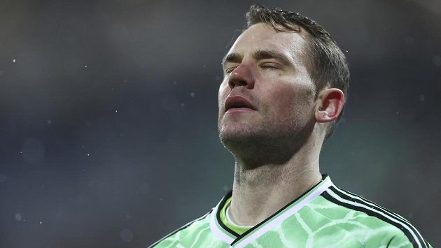 Zklamaný brankář Bayernu Manuel Neuer při utkání s Kielem. Zklamaný brankář Bayernu Manuel Neuer při utkání s Kielem.