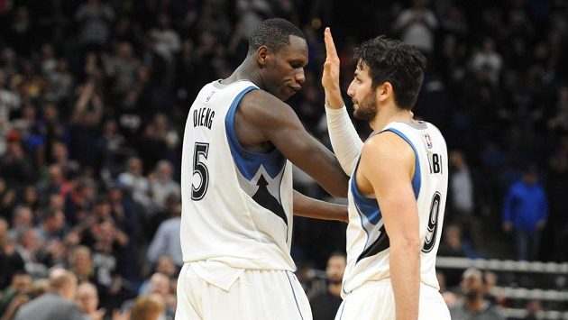 Basketbalisté Minnesoty Timberwolves Gorgui Dieng (5) a Ricky Rubio (9) slaví vítězství proti Portlandu. Basketbalisté Minnesoty Timberwolves Gorgui Dieng (5) a Ricky Rubio (9) slaví vítězství proti Portlandu.
