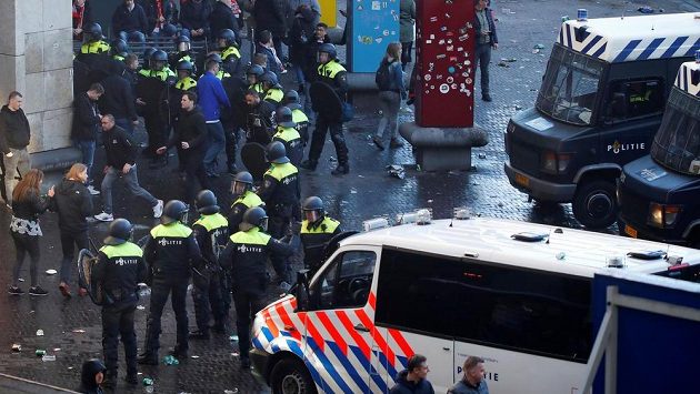 Policisté zasahovali v Amsterdamu před zápasem Ajax - Juventus. Policisté zasahovali v Amsterdamu před zápasem Ajax - Juventus.
