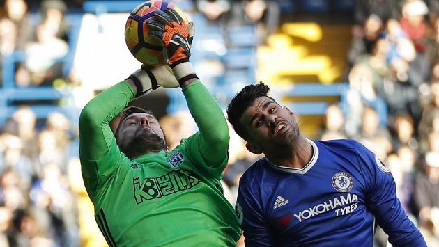 Diego Costa, autor vítězného gólu Chelsea, v souboji s brankářem Benem Fosterem z WBA. Diego Costa, autor vítězného gólu Chelsea, v souboji s brankářem Benem Fosterem z WBA.