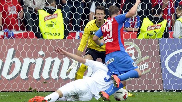 Jan Chramosta z Plzně (vpravo) a Filip Kaša z Baníku před ostravským brankářem Jiřím Pavlenkou. Kaša za zákrok dostal červenou kartu, Danile Kolář z penalty poslal Viktorii do vedení. Jan Chramosta z Plzně (vpravo) a Filip Kaša z Baníku před ostravským brankářem Jiřím Pavlenkou. Kaša za zákrok dostal červenou kartu, Danile Kolář z penalty poslal Viktorii do vedení.