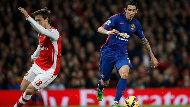 Ángel di María (vpravo) z Manchesteru United v souboji s Nachem Monrealem z Arsenalu. Ángel di María (vpravo) z Manchesteru United v souboji s Nachem Monrealem z Arsenalu.