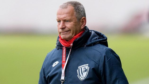 Trenér Pardubic Jiří Krejčí. Trenér Pardubic Jiří Krejčí.