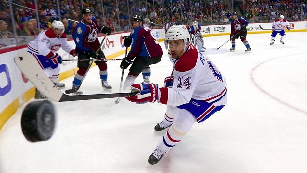 Tomáš Plekanec z Montrealu sleduje puk v utkání NHL proti Coloradu. Tomáš Plekanec z Montrealu sleduje puk v utkání NHL proti Coloradu.