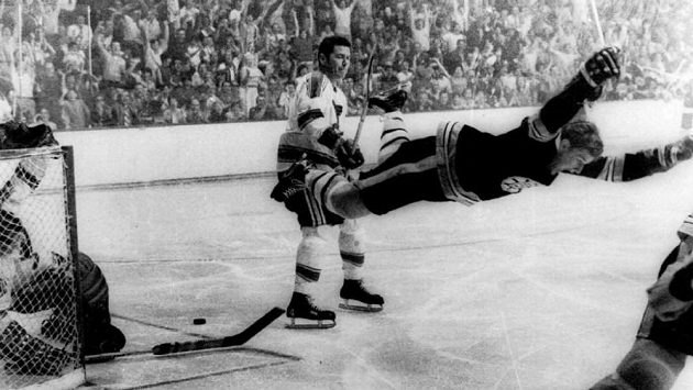 Obránce Bobby Orr letí vzduchem poté, co gólem v prodloužení proti Torontu zajistil v roce 1970 Bostonu Stanley Cup. Obránce Bobby Orr letí vzduchem poté, co gólem v prodloužení proti Torontu zajistil v roce 1970 Bostonu Stanley Cup.