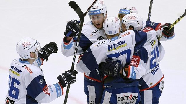 Hokejisté Komety Brno se radují z gólu ve finále extraligy na ledě Třince. Hokejisté Komety Brno se radují z gólu ve finále extraligy na ledě Třince.