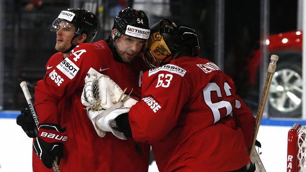 Švýcaři Philippe Furrer (54) a Leonardo Genoni (vpravo) po utkání s Bělorusy. Švýcaři Philippe Furrer (54) a Leonardo Genoni (vpravo) po utkání s Bělorusy.