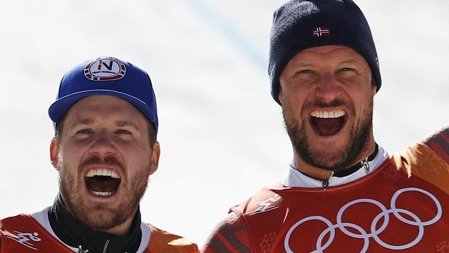 Norská radost. Stříbrný ze sjezdu Kjetil Jansrud (vlevo) a vítěz Aksel Lund Svindal. Norská radost. Stříbrný ze sjezdu Kjetil Jansrud (vlevo) a vítěz Aksel Lund Svindal.