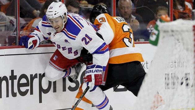 Obránce Philadelphie Radko Gudas (3) v souboji s Derekem Stepanem (21) z Rangers. Obránce Philadelphie Radko Gudas (3) v souboji s Derekem Stepanem (21) z Rangers.