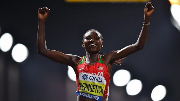Keňanka Ruth Chepngetichová slaví zlato z maratonu. Keňanka Ruth Chepngetichová slaví zlato z maratonu.