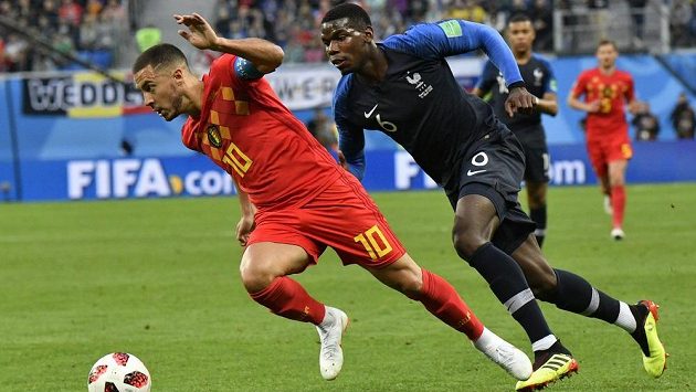 Tvůrce hry Belgie Edena Hazarda stíhá Paul Pogba. Tvůrce hry Belgie Edena Hazarda stíhá Paul Pogba.