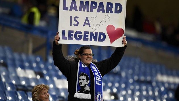 Lampard je legenda - těmito transparenty vítali fanoušci Chelsea svého někdejšího kapitána, který nyní obléká dres Manchesteru City. Lampard je legenda - těmito transparenty vítali fanoušci Chelsea svého někdejšího kapitána, který nyní obléká dres Manchesteru City.