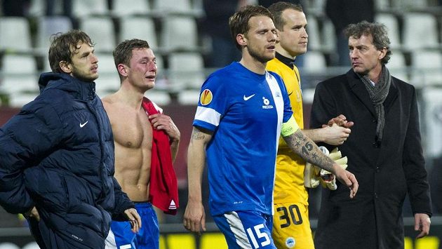 Zklamání ve tvářích fotbalistů Slovanu Liberec. Zleva záložník Marek Jarolím, obránce Vladimír Coufal, kapitán Radoslav Kováč a brankář Lukáš Hroššo. Zcela vpravo je vedoucí mužstva Jiří Neuman. Zklamání ve tvářích fotbalistů Slovanu Liberec. Zleva záložník Marek Jarolím, obránce Vladimír Coufal, kapitán Radoslav Kováč a brankář Lukáš Hroššo. Zcela vpravo je vedoucí mužstva Jiří Neuman.