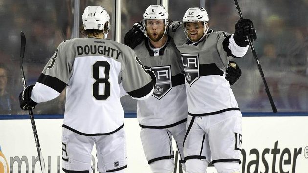 Marián Gáborík (vpravo) slaví rozhodující trefu do branky San Jose. Spolu s ním se raduje Jake Muzzin (uprostřed) a Drew Doughty. Marián Gáborík (vpravo) slaví rozhodující trefu do branky San Jose. Spolu s ním se raduje Jake Muzzin (uprostřed) a Drew Doughty.