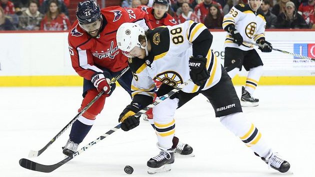 Český útočník David Pastrňák z Bostonu se snaží v utkání NHL uniknout soupeři z Washingtonu, kterým byl Devante Smith-Pelly. Český útočník David Pastrňák z Bostonu se snaží v utkání NHL uniknout soupeři z Washingtonu, kterým byl Devante Smith-Pelly.