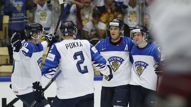 Fin Sebastian Aho (druhý zprava)vévodí na MS kanadskému bodování. Fin Sebastian Aho (druhý zprava)vévodí na MS kanadskému bodování.