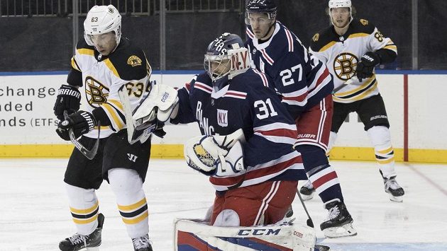 Útočník Bostonu Brad Marchand (63) se snaží překonat českého brankáře NY Rangers Ondřeje Pavelce (31). Útočník Bostonu Brad Marchand (63) se snaží překonat českého brankáře NY Rangers Ondřeje Pavelce (31).