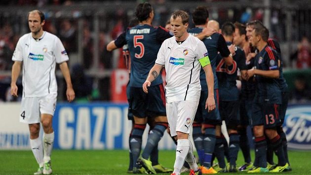 Fotbalisté Bayernu slaví třetí gól v plzeňské síti. Vpředu zklamaný plzeňský obránce David Limberský, vlevo stoper Roman Hubník. Fotbalisté Bayernu slaví třetí gól v plzeňské síti. Vpředu zklamaný plzeňský obránce David Limberský, vlevo stoper Roman Hubník.