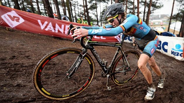 Belgická cyklokrosařka Femke van den Driesschová na trati závodu žen do 23 let na MS v Heusden-Zolderu. Belgická cyklokrosařka Femke van den Driesschová na trati závodu žen do 23 let na MS v Heusden-Zolderu.