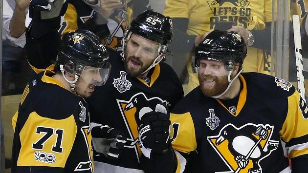 Ron Hainsey (uprostřed) z Pittsburghu , se raduje z gólu proti Nashvillu s Jevgenijem Malkinem (vlevo) a Philem Kesselem. Ron Hainsey (uprostřed) z Pittsburghu , se raduje z gólu proti Nashvillu s Jevgenijem Malkinem (vlevo) a Philem Kesselem.