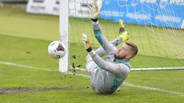 Brankář Českých Budějovic Vojtěch Vorel vyráží penaltu Tomáše Pilíka. Kopat se ale vůbec neměla. Brankář Českých Budějovic Vojtěch Vorel vyráží penaltu Tomáše Pilíka. Kopat se ale vůbec neměla.