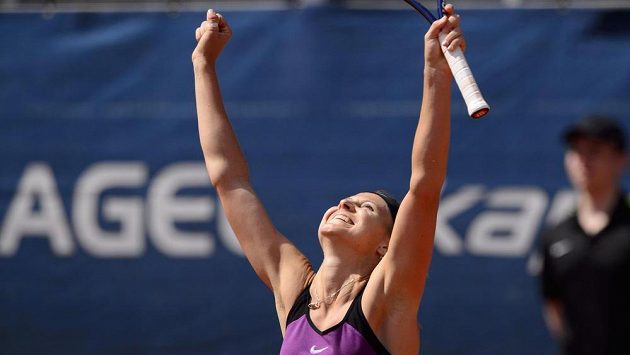 Česká tenistka Lucie Šafářová se raduje po proměněném mečbolu ve finále turnaje v Praze. Česká tenistka Lucie Šafářová se raduje po proměněném mečbolu ve finále turnaje v Praze.