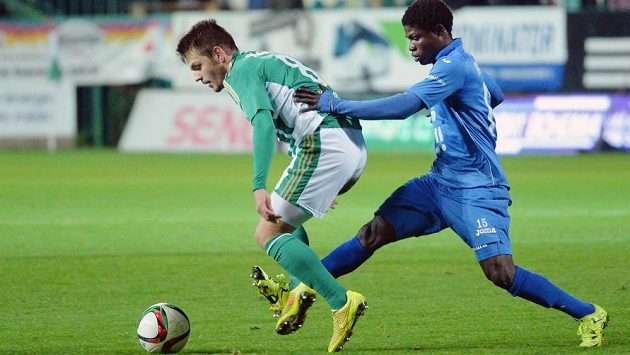 Milan Jirásek z Bohemians (vlevo) a Francis Narh z Baníku. Milan Jirásek z Bohemians (vlevo) a Francis Narh z Baníku.
