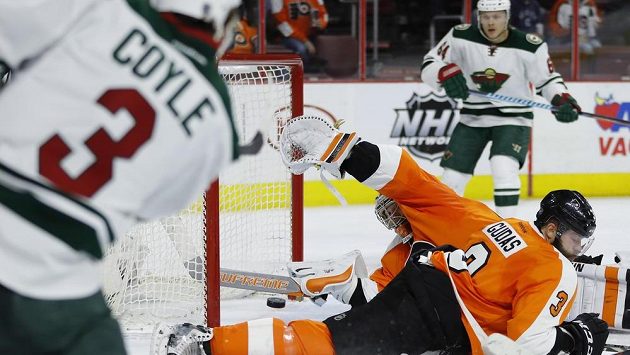 Michal Neuvirth v brance Philadelphie likviduje v závěru utkání střelu Charlieho Coylea z Minnesoty. Michal Neuvirth v brance Philadelphie likviduje v závěru utkání střelu Charlieho Coylea z Minnesoty.