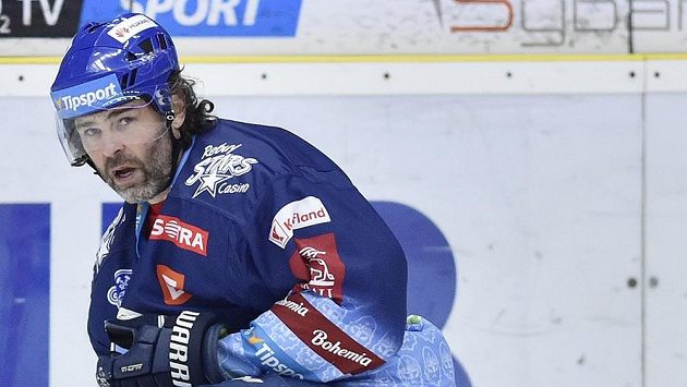Je to dřina. Jaromír Jágr během utkání v Liberci. Nakonec Kladno odjelo s porážkou, devátou v řadě. Je to dřina. Jaromír Jágr během utkání v Liberci. Nakonec Kladno odjelo s porážkou, devátou v řadě.