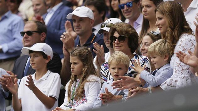 Manželka Rogera Federera Mirka i se čtyřmi dětmi po finále Wimbledonu. Manželka Rogera Federera Mirka i se čtyřmi dětmi po finále Wimbledonu.