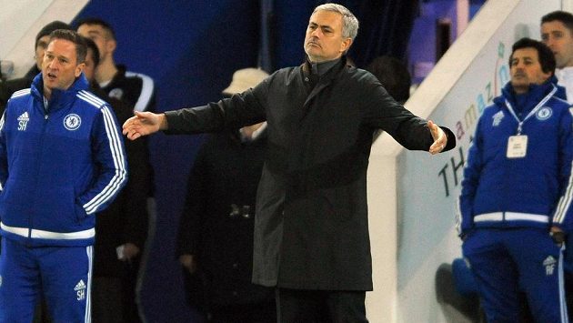 Kouč Chelsea José Mourinho během utkání v Leicesteru. Kouč Chelsea José Mourinho během utkání v Leicesteru.