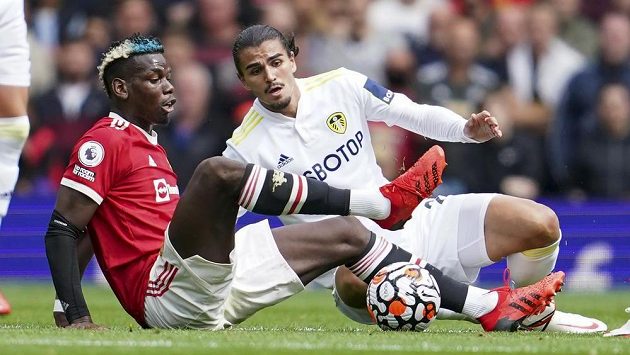 Pascal Struijk z Leedsu United a hvězda Manchesteru United Paul Pogba v akci během utkání Premier League. Pascal Struijk z Leedsu United a hvězda Manchesteru United Paul Pogba v akci během utkání Premier League.