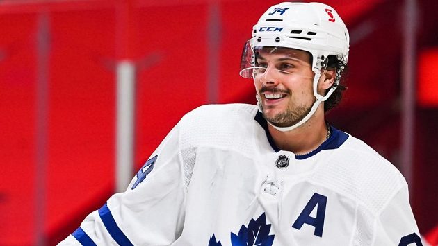 Hokejový útočník Auston Matthews v dresu Toronta Maple Leafs. Hokejový útočník Auston Matthews v dresu Toronta Maple Leafs.