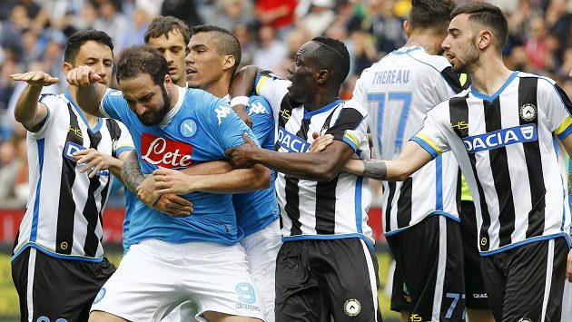 Emoce provázely duel mezi Neapolí a Udine. Takto reagoval Gonzalo Higuaín (druhý zleva) poté, co viděl červenou kartu. Emoce provázely duel mezi Neapolí a Udine. Takto reagoval Gonzalo Higuaín (druhý zleva) poté, co viděl červenou kartu.