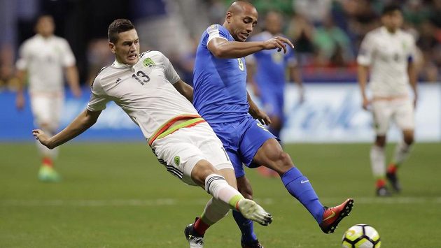 Útočník Gino van Kessel (vpravo) v dresu Curacaa si kryje míč před dotírajícím Montesem z Mexika. Útočník Gino van Kessel (vpravo) v dresu Curacaa si kryje míč před dotírajícím Montesem z Mexika.