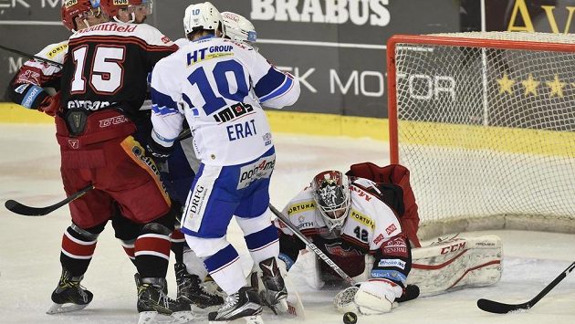 Zleva Blaž Gregorc z Hradce Králové, Martin Erat z Brna a brankář Hradce Králové Patrik Rybár. Zleva Blaž Gregorc z Hradce Králové, Martin Erat z Brna a brankář Hradce Králové Patrik Rybár.