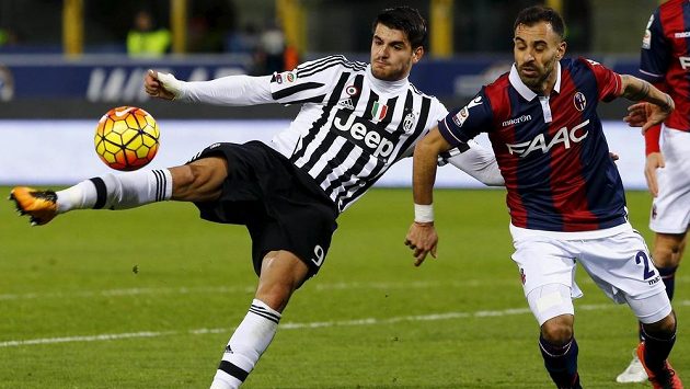 Álvaro Morata z Juventusu (vlevo) a Franco Brienza z Boloni. Álvaro Morata z Juventusu (vlevo) a Franco Brienza z Boloni.