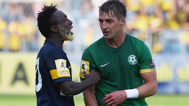 Strkanice. Rudolf Skácel (vpravo) z Příbrami a Joel Ngandu Kayamba z Opavy. Strkanice. Rudolf Skácel (vpravo) z Příbrami a Joel Ngandu Kayamba z Opavy.