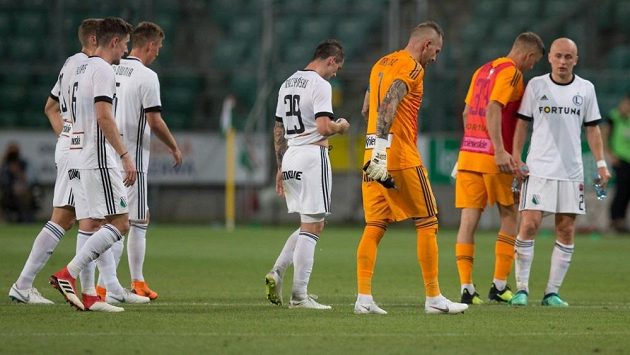 Zklamaní fotbalisté Legie odchází do šaten po porážce 1:2 s Dudelange Zklamaní fotbalisté Legie odchází do šaten po porážce 1:2 s Dudelange