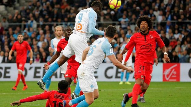 Mario Balotelli dává jedinou branku utkání mezi Marseille a Nice. Mario Balotelli dává jedinou branku utkání mezi Marseille a Nice.