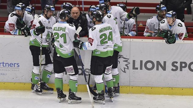 Trenér Mladé Boleslavi Vladimír Kýhos (uprostřed) dává pokyny hráčům. Trenér Mladé Boleslavi Vladimír Kýhos (uprostřed) dává pokyny hráčům.