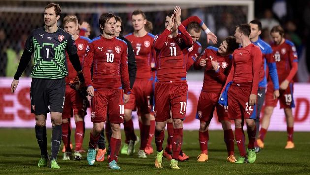 Fotbalisté české reprezentace (zleva): Petr Čech, Tomáš Rosický a Daniel Pudil po kvalifikačním utkání proti Islandu. Fotbalisté české reprezentace (zleva): Petr Čech, Tomáš Rosický a Daniel Pudil po kvalifikačním utkání proti Islandu.