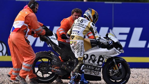 Český závodník Karel Abraham skončil v MotoGP při Velké ceně České republiky na osmnáctém místě. Při warmu-upu dokonce havaroval, se svým strojem se pere celou sezónu. Český závodník Karel Abraham skončil v MotoGP při Velké ceně České republiky na osmnáctém místě. Při warmu-upu dokonce havaroval, se svým strojem se pere celou sezónu.