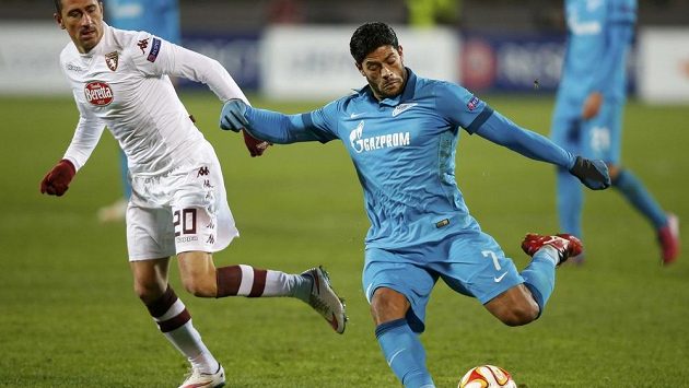 Útočník Petrohradu Hulk (vpravo) v souboji s Giuseppem Vivesem z Turína v utkání Evropské ligy. Útočník Petrohradu Hulk (vpravo) v souboji s Giuseppem Vivesem z Turína v utkání Evropské ligy.