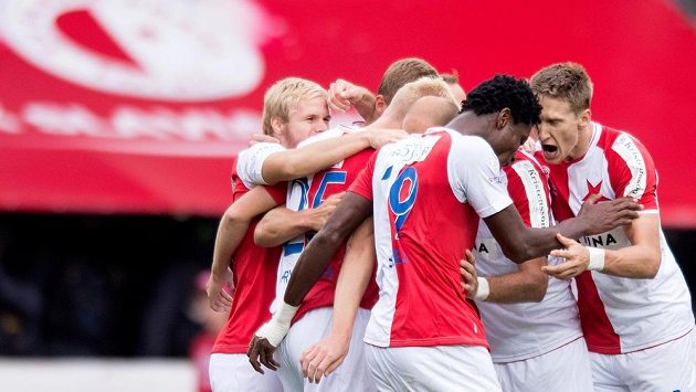 Fotbalisté Slavie Praha oslavují vítězství nad Spartou. Fotbalisté Slavie Praha oslavují vítězství nad Spartou.