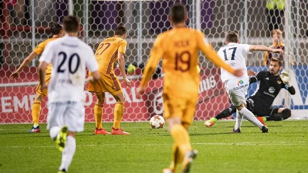 Tomáš Zajíc se Slovácka střílí gól v utkání 11. kola HET ligy proti Dukle. Tomáš Zajíc se Slovácka střílí gól v utkání 11. kola HET ligy proti Dukle.