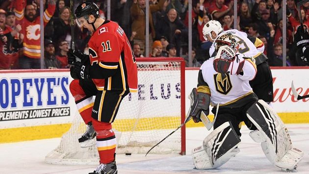 Gólman Vegas Malcolm Subban inkasuje čtvrtý gól z hole útočníka Calgary Mikaela Backlunda. Gólman Vegas Malcolm Subban inkasuje čtvrtý gól z hole útočníka Calgary Mikaela Backlunda.