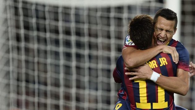 Fotbalisté Barcelony Alexis Sanchez a Neymar se radují z gólu proti Espaňolu. Fotbalisté Barcelony Alexis Sanchez a Neymar se radují z gólu proti Espaňolu.