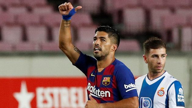 Barcelonský útočník Luis Suárez slaví gól v síti Espaňolu. Pro Messiho a spol. měl cenu tří bodů. Barcelonský útočník Luis Suárez slaví gól v síti Espaňolu. Pro Messiho a spol. měl cenu tří bodů.
